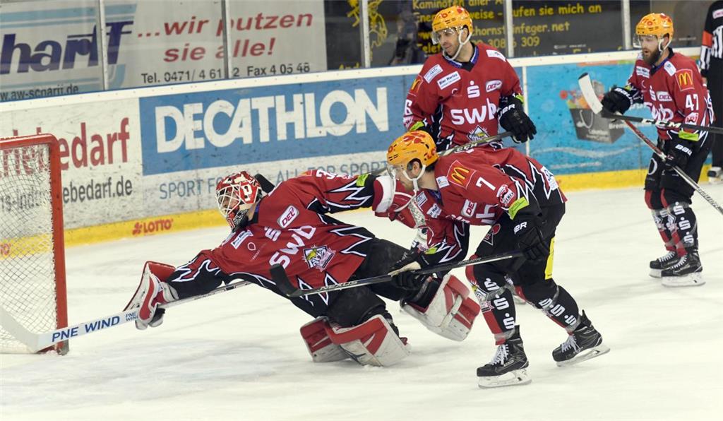 Jerry Kuhn hechtet, Dominik Tiffels, Brock Hooton und Wade Bergman beobachten di...