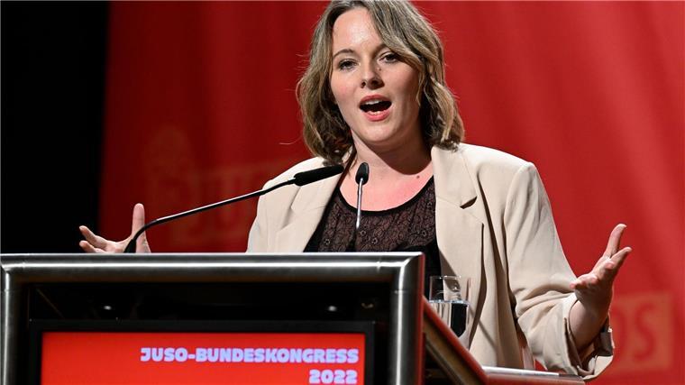 Juso-Chefin Rosenthal kritisiert Lindner und Schuldenbremse Jessica Rosenthal, Vorsitzende der Jungsozialisten (Jusos), eröffnet den Bundeskongress mit ihrer Rede.