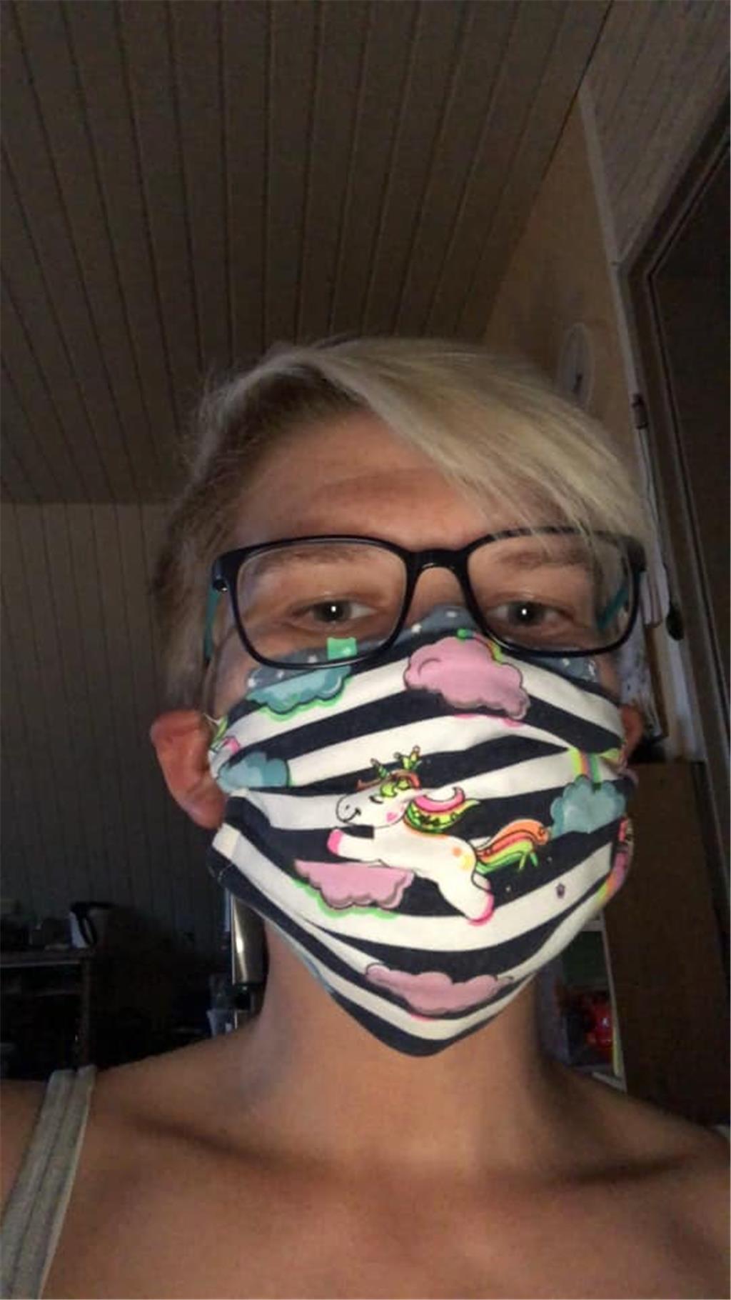 Jessica Rothkirch trägt Einhorn.