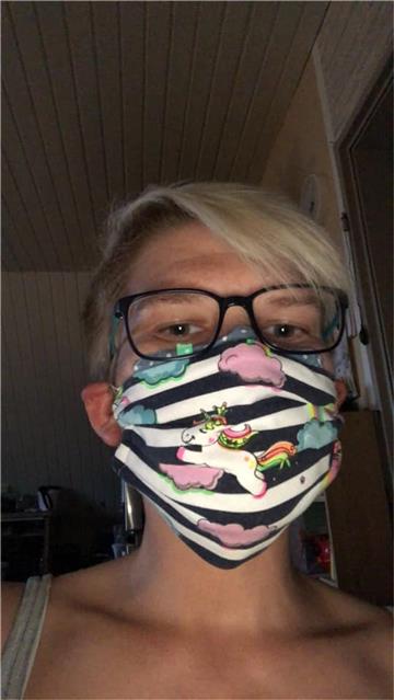 Jessica Rothkirch trägt Einhorn.