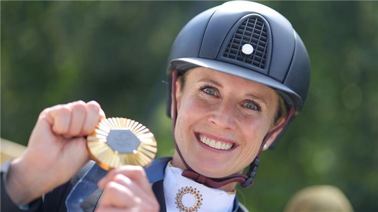 Kommentator Sostmeier gerührt: „Ich drück‘ mich mal weg“ Jessica von Bredow-Werndl holte Gold.