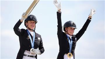 Jessica von Bredow-Werndl und Isabell Werth feiern ihre Medaillen.