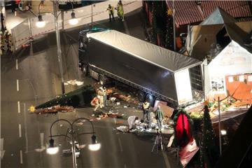 Jetzt ist es Gewissheit: Der Fahrer des Lkw ist absichtlich in den Berliner Weihnachtsmarkt gefahren. Bei dem Anschlag starben 12 Menschen.