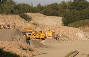 Jetzt liegt die Aufsicht für verantwortungsvollen Umgang in Wulsbüttel beim Gewerbeaufsichtsamt Cuxhaven, das die Einhaltung der Auflagen überprüfen muss.