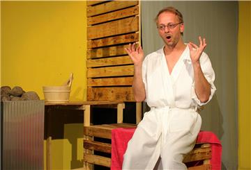 Jetzt muss er schon eine Brille tragen: Allein in der Sauna hadert Rechtsanwalt Karl-Heinz König (Andreas Brendel) mit dem Älterwerden.