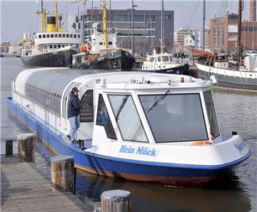 Jetzt nach dem Winterschlaf wieder möglich: Hafenrundfahrt mit der "Hein Mück" im Neuen Hafen. Foto ls