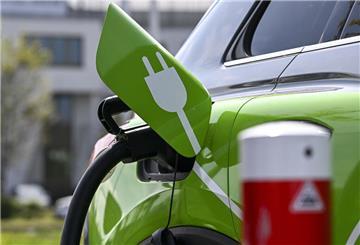 Elektroauto wird an einer Ladesäule auf dem Parkplatz vor Ikea geladen