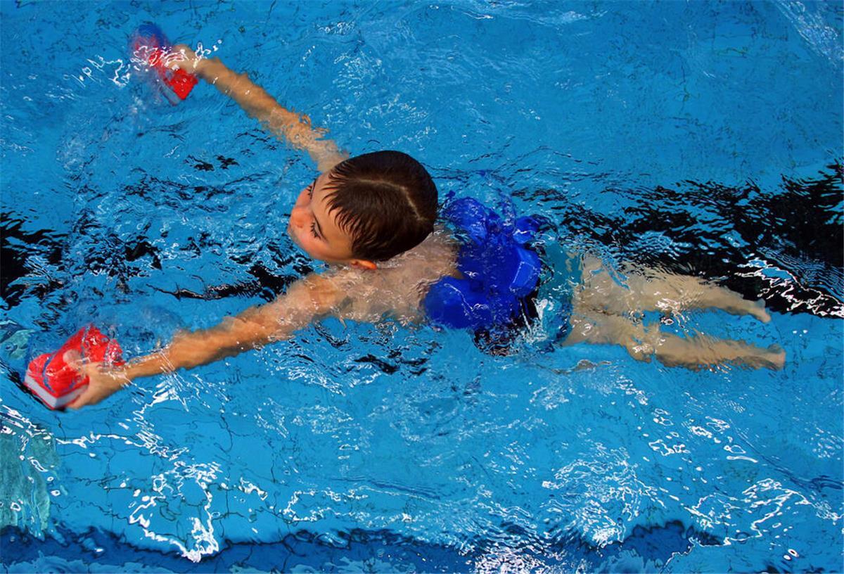 Kostenlos ins Schwimmbad: Aktion für Kinder in Bremerhaven gestartet Der Sommer naht, die Freibäder öffnen – doch Ihr Kind kann noch nicht schwimmen? Kein Problem! Der Deutsche Kinderschutzbund Ortsverband Bremerhaven e.V. hilft Familien mit einem unkomplizierten Angebot: Eltern können gemeinsam mit ihren Kindern in ein Bremerhavener Bad ihrer Wahl gehen – und werden dabei finanziell unterstützt.