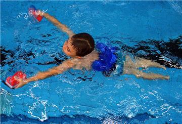 Der Sommer naht, die Freibäder öffnen – doch Ihr Kind kann noch nicht schwimmen? Kein Problem! Der Deutsche Kinderschutzbund Ortsverband Bremerhaven e.V. hilft Familien mit einem unkomplizierten Angebot: Eltern können gemeinsam mit ihren Kindern in ein Bremerhavener Bad ihrer Wahl gehen – und werden dabei finanziell unterstützt.