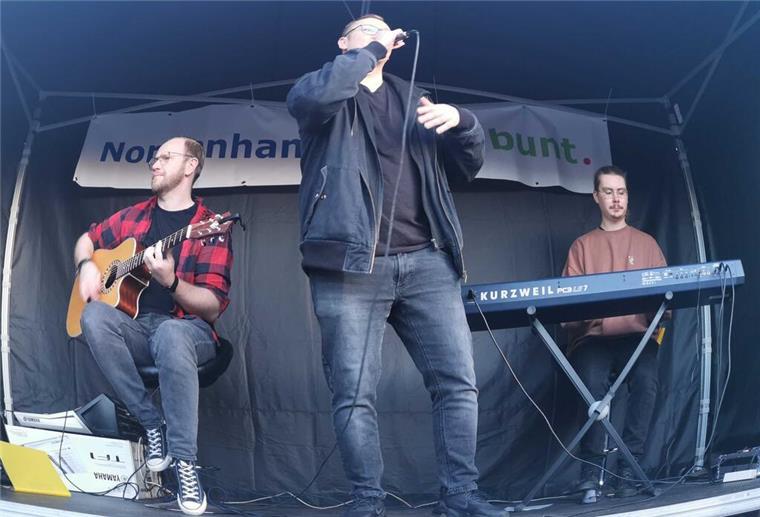 Jetzt singen alle mit: Ultraviolett singt "Schrei nach Liebe".