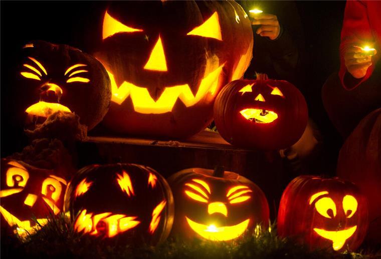 Monsterjagd im Dunkeln: Halloween-Party im Freizeitbad Störtebeker Leuchtende Kürbisse zu Halloween