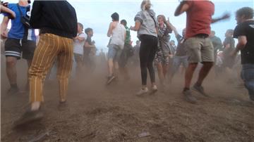 Jetzt wird&apos;s dreckig beim Deichbrand: mit den Circle pits kommt der Staub. ...