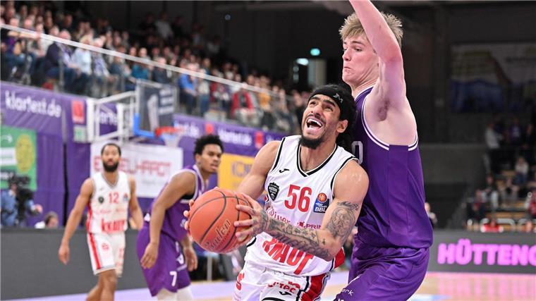 Jhivvan Jackson (l) von den Würzburg Baskets erhält die Ehrung als Wertvollster Spieler der Basketball-Bundesliga.