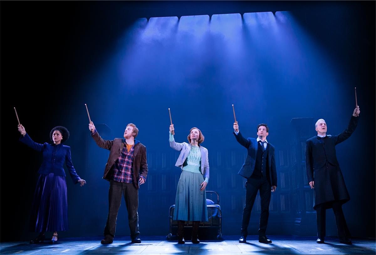 Harry-Potter-Theater: Spektakuläre Magie zu hohen Preisen Jillian Anthony (Hermine Granger), Sebastian Witt (Ron Weasley), Sarah Schütz (Ginny Potter), Markus Schöttl (Harry Potter) und Alen Hodzovic (Draco Malfoy) verzaubern die Zuschauer in Hamburg.