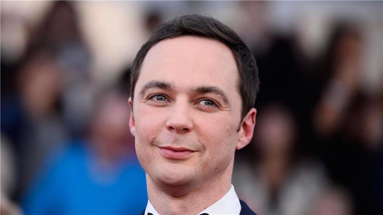 Jim Parsons und Katie Holmes in Theaterstück am Broadway Jim Parsons, bekannt aus der Sitcom „The Big Bang Theory“, kehrt an den Broadway zurück.