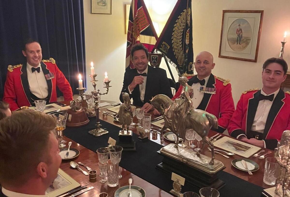 Jimmy Fallon feiert im Kilt mit Soldaten in Schottland Jimmy Fallon wurde spontan zum Dinner eingeladen.