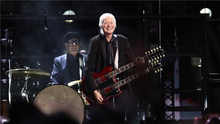 Begnadeter Gitarrist von Led Zeppelin: Jimmy Page wird 80 Jimmy Page spielt bei der Einführungszeremonie in der Rock & Roll Hall of Fame im Barclays Center in New York.