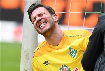 Jiri Pavlenka hat starke Schmerzen (so wie hier beim 34. Spieltag der Bundesliga). Doch jetzt sind es Rückenschmerzen, die eine EM-Teilnahme der Werder-Torhüters für die tschechische Mannschaft unmöglich machen.