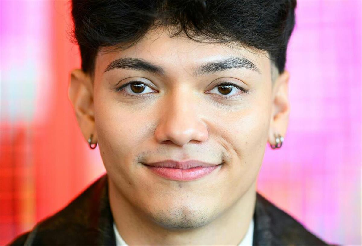 JJ hat unter anderem bei „The Voice UK“ Show-Erfahrung gesammelt.