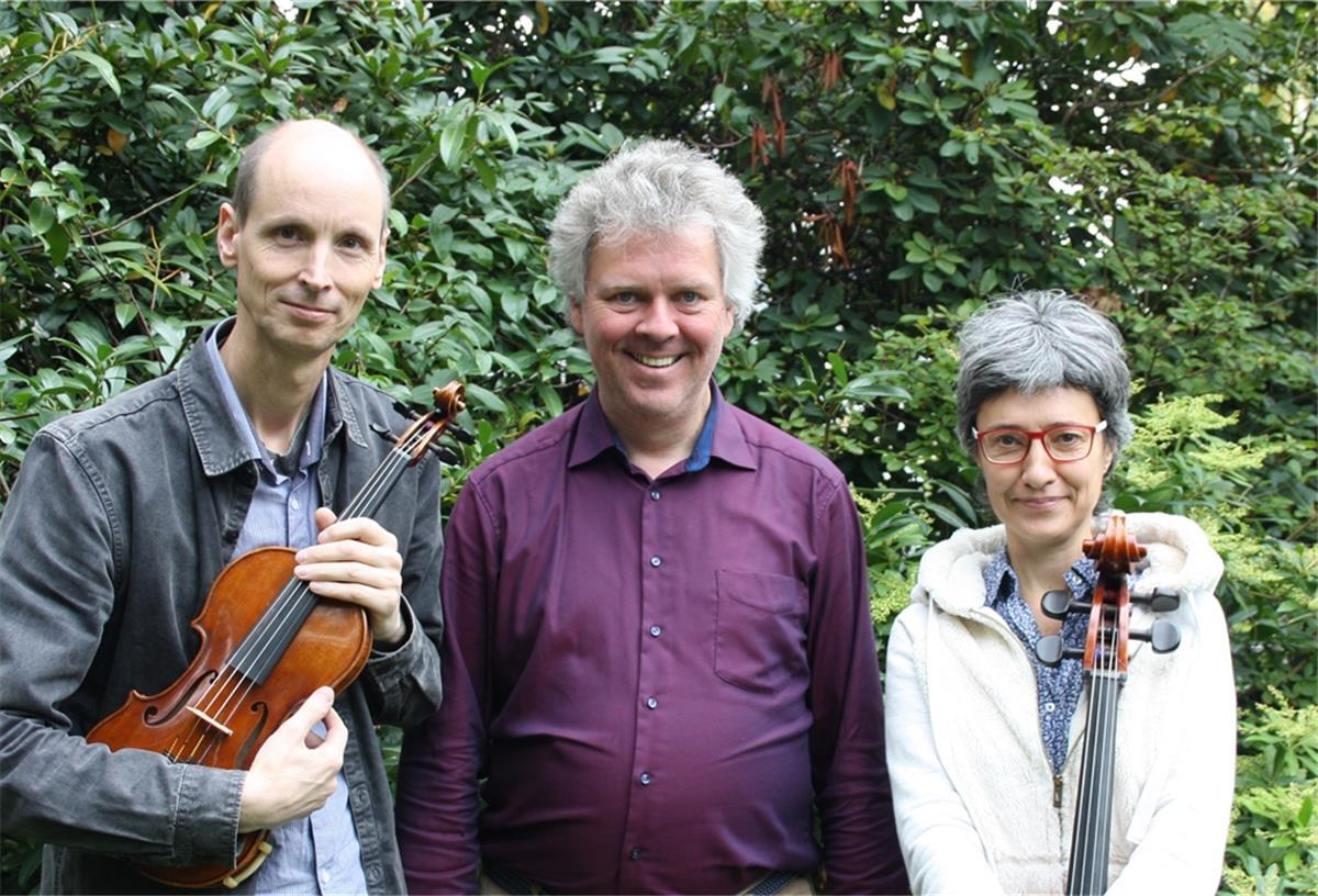 Joachim Brockes (Violine), Sebastian Grothey (Klavier) und Katja Kuzminykh (Violoncello, von links) gestalten das Konzert mit.
