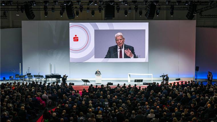 Joachim Gauck, Alt-Bundespräsident, spricht bei der Eröffnung des Deutschen Sparkassentages.