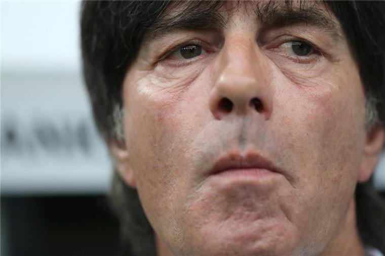 MIT UMFRAGE - Bundestrainer Löw muss vier Spieler streichen Joachim Löw wirkt nachdenklich. Vier Spieler muss der Bundestrainer aus dem vorläufigen EM-Aufgebot streichen.