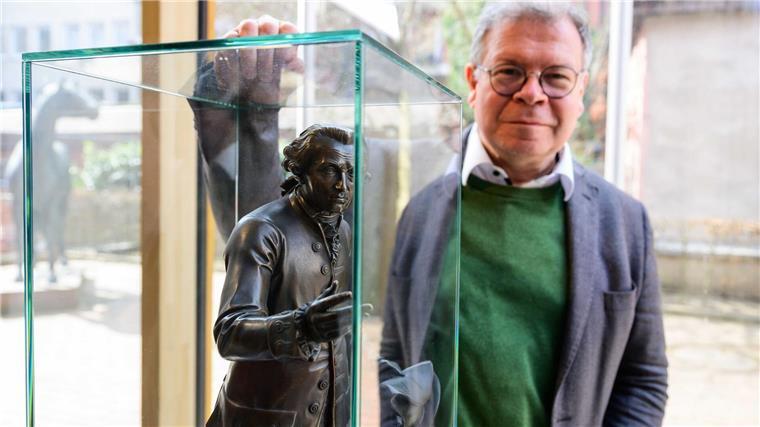 Ostpreußisches Landesmuseum hofft auf „Kant-Bau“ im Dezember Joachim Mähnert, Museumsdirektor vom Ostpreußischen Landesmuseum, steht neben einer Darstellung von Immanuel Kant.