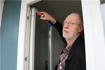 Joachim Wienrank verpasst den Fenstern in der leerstehenden Wohnung in der Stoteler Fasanenstraße den letzten Schliff. Schon bald sollen hier Flüchtlinge einziehen. Foto Albert 