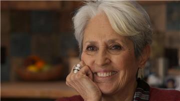 Joan Baez in einer Szene des Films „Joan Baez I Am A Noise“.