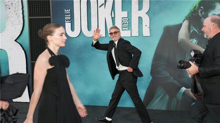 Joaquin Phoenix wird 50 - mit greller Lache zum Oscar Joaquin Phoenix bringt seine Frau und Kollegin Rooney Mara zu einer Filmpremiere mit. (Archivbild)