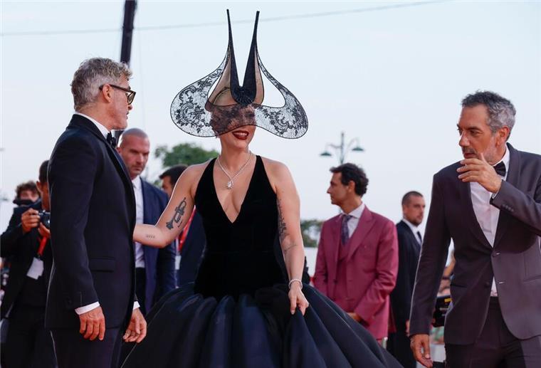 Lady Gaga mit Diamant am Ringfinger auf rotem Teppich Joaquin Phoenix und Lady Gaga sind die Hauptdarsteller im neuen „Joker“ von Todd Phillips.
