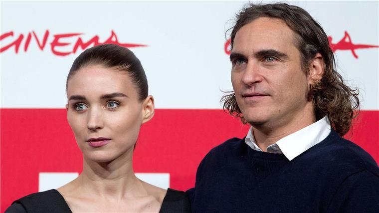 Joaquin Phoenix wird 50 - mit greller Lache zum Oscar Joaquin Phoenix und Rooney Mara sind Eltern von zwei kleinen Kindern. (Archivbild)
