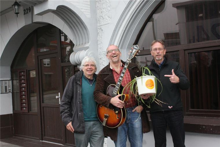 Kulturamt Bremerhaven lädt zur Kreativ-Messe und zur Gala ein Jochen Hertrampf (links) und Bernd Glawatty (rechts) vom Kulturbüro erinnern sich gemeinsam mit Musiker Jörg Seidel, der die Gala moderiert, an die Anfänge der Kulturarbeit.