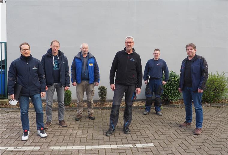 Wie geht’s weiter in der Energiekrise? Telefone der Heizungsfirmen stehen nicht mehr still Jochen Quaritsch (von links), Marcus Segebrecht (beide Firma Quaritsch), Bodo Koch (Firma Peter Koch), Karl-Heinz Büsing (Haustechnik menzel) und Bennett und Stefan Linneweber (beide Firma Wolfgang Menzel) möchten Panik in Sachen Energieversorgung vermeiden.