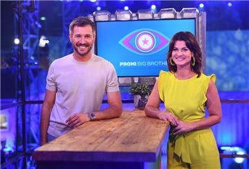 Jochen Schropp und Marlene Lufen stehen im Studio vor dem Logo der Sendung «Promi Big Brother