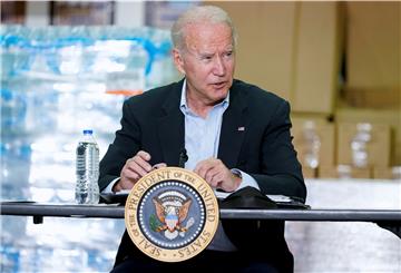 Joe Biden (r), Präsident der USA, nimmt an einem Briefing zu den von Hurrikan Ida verursachten Schäden teil. 