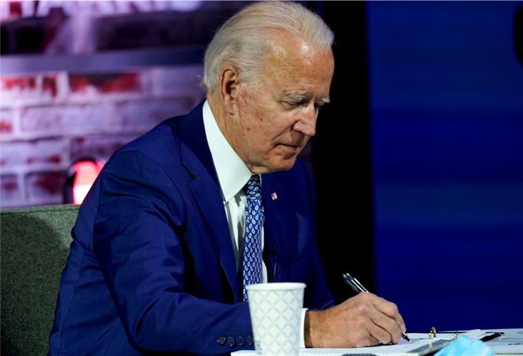 Biden will gleich vom ersten Tag an Trump-Politik demontieren Joe Biden, „Gewählter Präsident“ („President-elect“) der USA, will gleich am ersten Tag im Weißen Haus diverse politische Entscheidungen von Donald Trump rückgängig machen.
