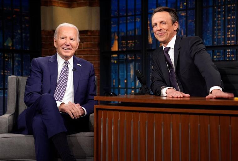 Joe Biden (l) war bereits vor zehn Jahren als Gast in der Sendung „Late Night with Seth Meyers“.