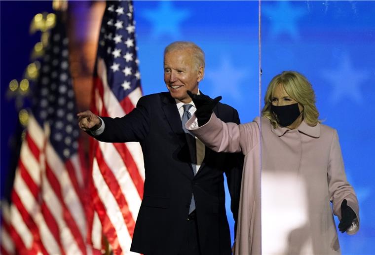 Joe Biden, Präsidentschaftskandidat der Demokraten, steht neben seiner Ehefrau Jill Biden und spricht zu seinen Anhängern. 