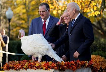 Joe Biden (rechts), Präsident der USA, begnadigt während einer Zeremonie "Peanut Butter", den nationalen Thanksgiving-Truthahn, im Rosengarten des Weißen Hauses. 