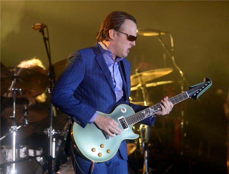 Superstar des Bluesrock: Joe Bonamassa kommt wieder in die Seestadt Joe Bonamassa während seines Konzerts im vergangenen Jahr in der Bremerhavener Stadthalle. Am 13. Mai gastiert der US-Gitarrist erneut in der Seestadt.