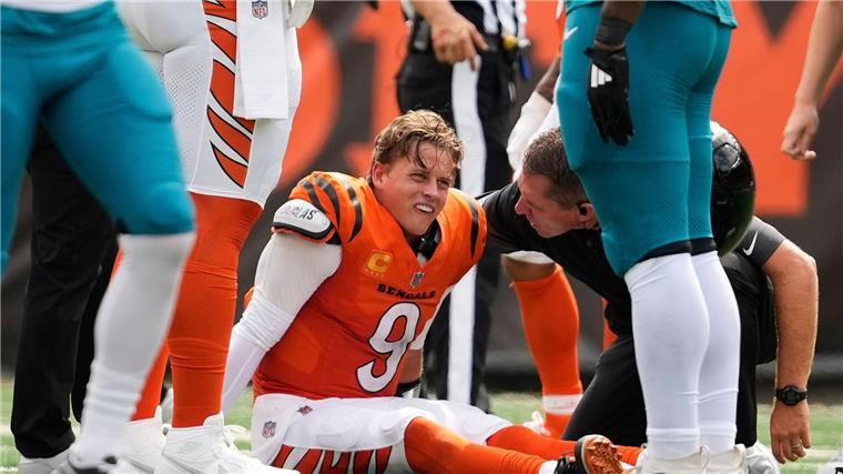 NFL-Star Burrow droht Operation und lange Pause Joe Burrow hat sich verletzt - und fällt womöglich mehrere Monate aus.