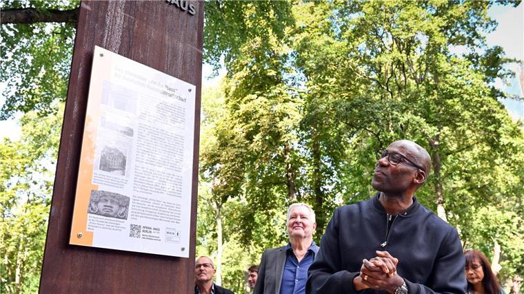 Berlin will Kolonialgeschichte sichtbar machen Joe Chialo (CDU), Berliner Kultursenator, betrachtet die neu eingeweihte Mahn- und Erinnerungsstele am ehemaligen „Afrika-Haus“ in Berlin.