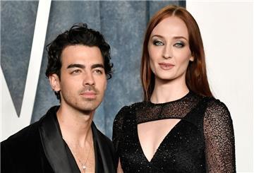 Joe Jonas (l) soll die gemeinsamen Kinder unrechtmäßig in New York festgehalten haben - Sophie Turner (r) wollte die Mädchen zu sich nach England holen. Nun haben sie sich geeinigt.
