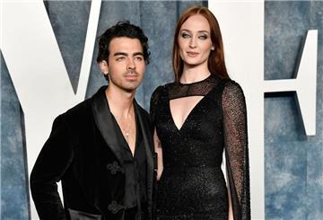 Joe Jonas (l) und Sophie Turner lassen sich scheiden.