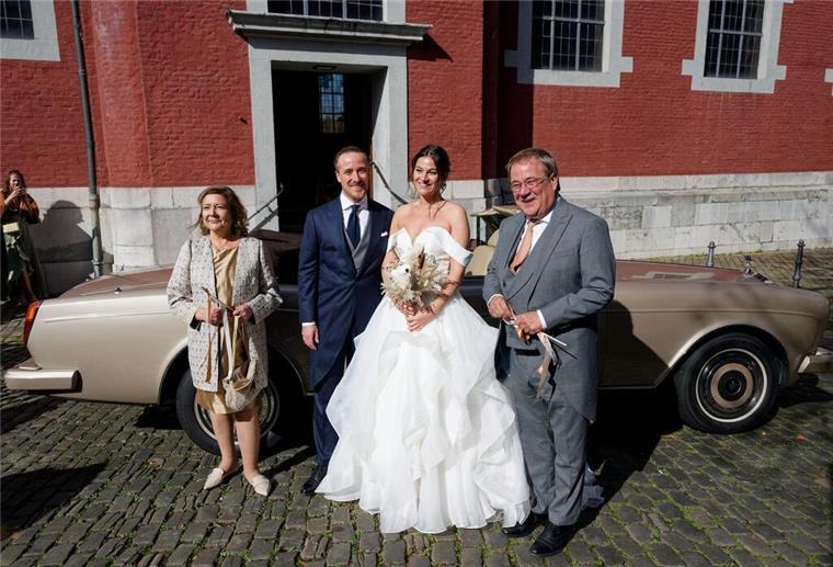 Joe Laschets Eltern - der Politiker Armin Laschet und seine Frau Susanne - posieren nach der Hochzeit mit dem Brautpaar. 