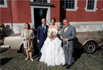 Joe Laschets Eltern - der Politiker Armin Laschet und seine Frau Susanne - posieren nach der Hochzeit mit dem Brautpaar. 