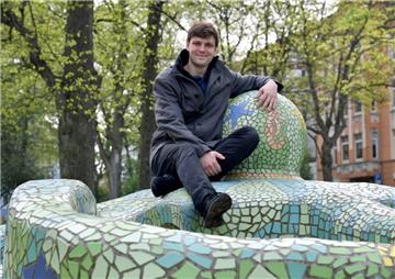 Joel Schroth ist Praktikant im Klimahaus. Er durfte für den britischen Künstler die Ausstellung "Pollution Pods" in Kanada betreuen. 