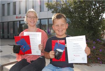 Jördis Weerda und Fabian Freels freuen sich über die Urkunden und Geschenke. Ebenfalls Preisträgerin ist Grietje Weerda, die bei der Ehrung nicht dabei sein konnte.