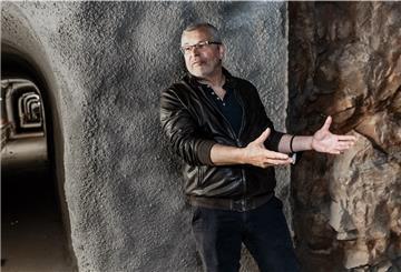 Jörg Andres, Direktor des Museums Helgoland, steht in einem alten Bunkerstollen, der zur Zeit renoviert wird. Später soll hier eine Ausstellung Besucher über das Leben im Bunker informieren.